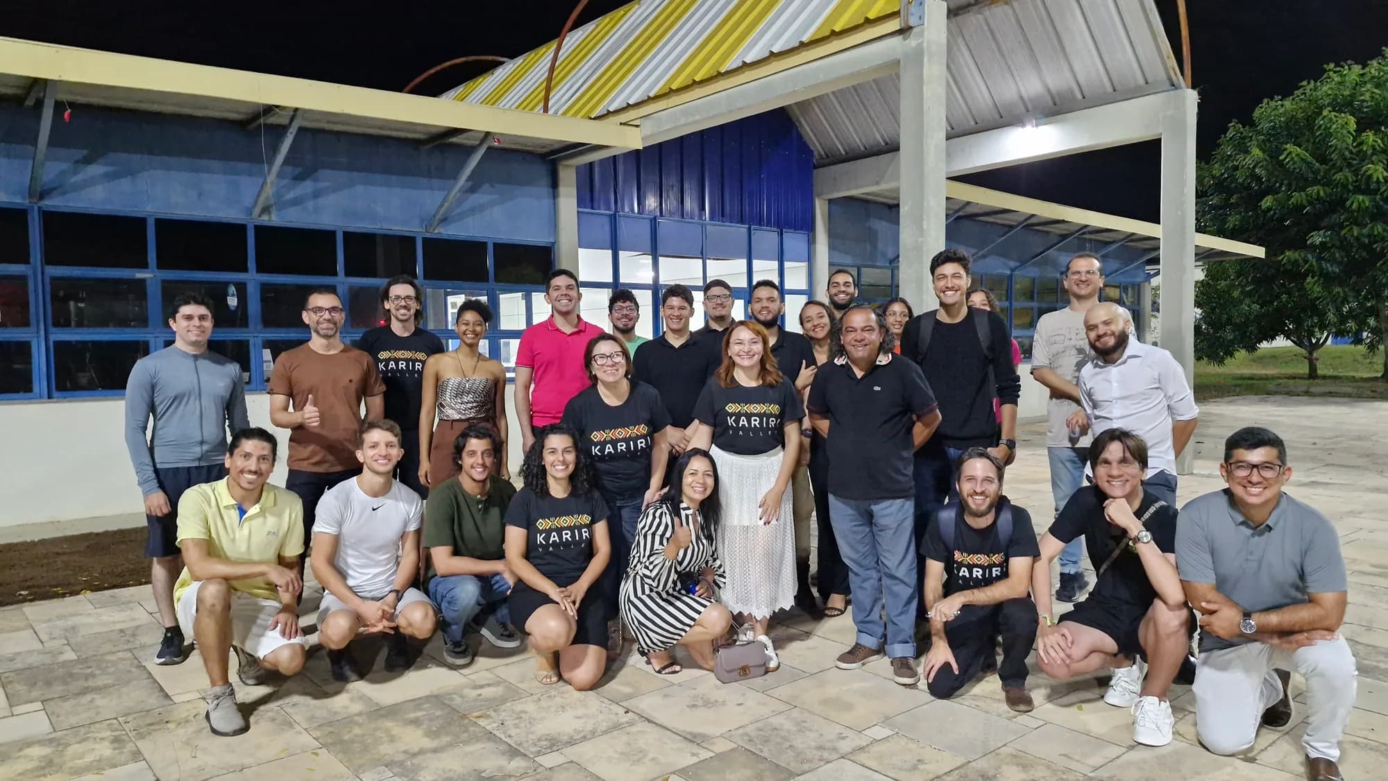 Grupo da comunidade reunido, com participantes usando a camiseta do Kariri Valley