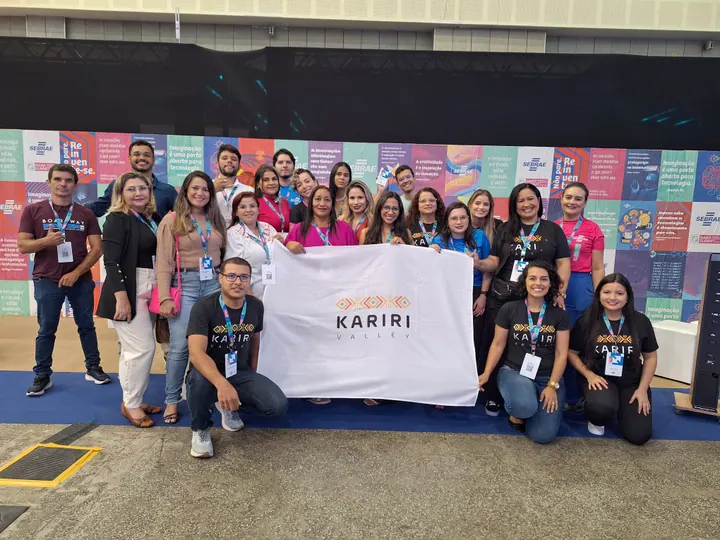 Pessoas da comunidade seguram a bandeira do Kariri Valley em um evento