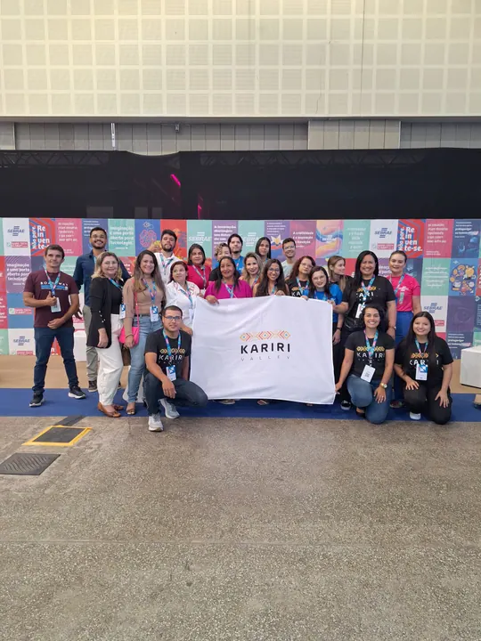 Grupo da comunidade reunido com a bandeira do Kariri Valley