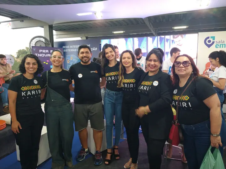 Participantes com camisetas do Kariri Valley reunidos em um evento